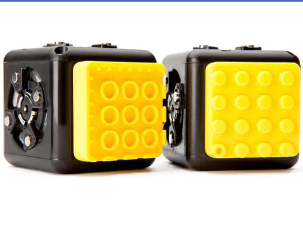 Cubelets — два робокуба с жёлтой деталью для подключения к Lego.