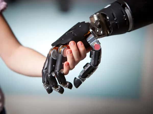 Modular Prosthetic Limb — детская рука переплетается с чёрной роботизированной рукой с пятью суставчатыми пальцами, имитирующими человеческую кисть.