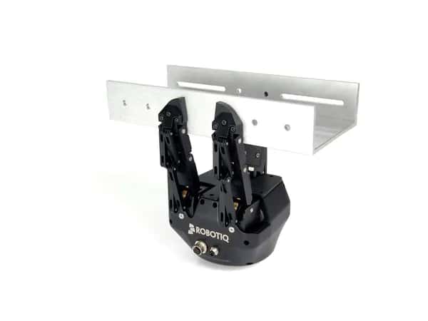 Adaptive Gripper — чёрная трёхпалая роботизированная рука держит серебристый элемент оборудования.