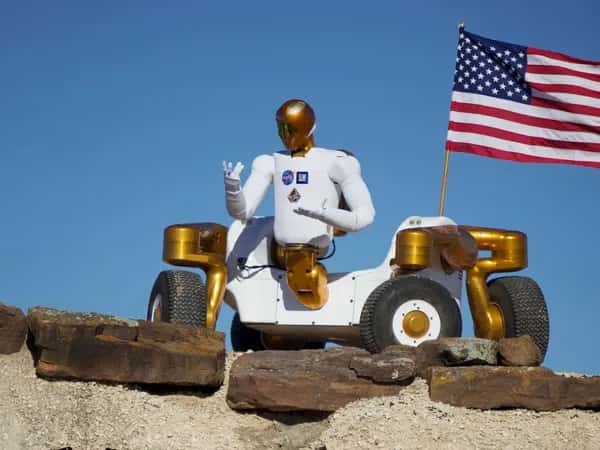 Robonaut 2 — роботизированный торс с руками закреплён сбоку на четырёхколёсном ровере.