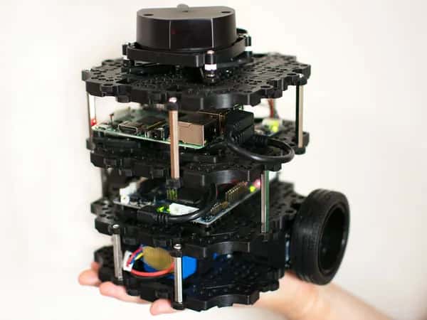 TurtleBot 3 — модульный чёрный мобильный робот на двух резиновых колёсах с масштабируемой трёхуровневой конструкцией из 3D-печатных пластин, в каждой из которых размещены электроника и датчики. Целиком умещается на ладони.