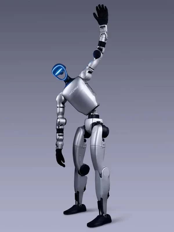 Unitree G1 — двуногий гуманоидный робот G1 от Unitree Robotics тянет вверх пятипалую руку в чёрной перчатке — будто делает растяжку.