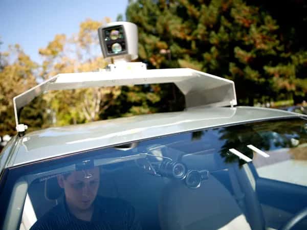 Google Self-Driving Car — крупный план: камеры за лобовым стеклом и лидар на крыше автомобиля.