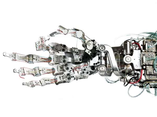 Hand Arm System — крупный план незащищённой роботизированной руки: большой и указательный пальцы сведены вместе.