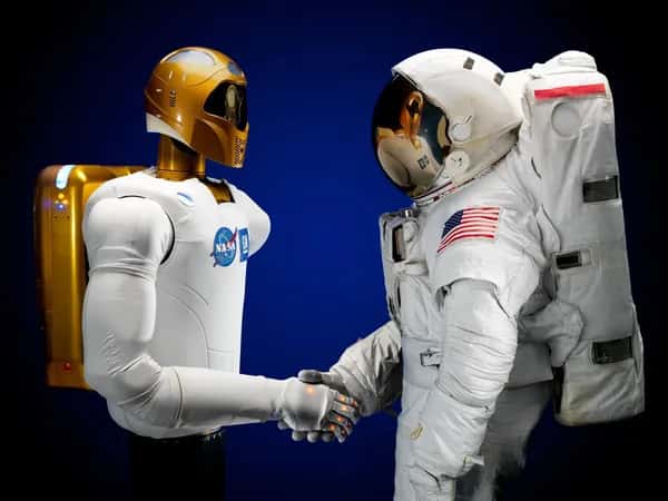 Robonaut 2 — robonaut жмёт руку астронавту.