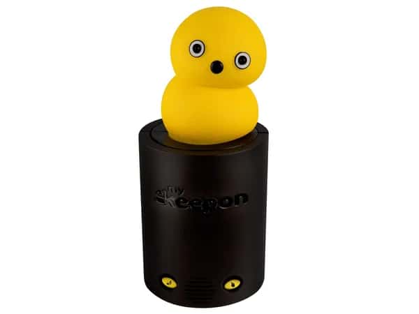 Keepon — робот, напоминающий два сплющенных жёлтых шара с глазами-пуговицами и носом-кнопкой, на чёрной подставке.