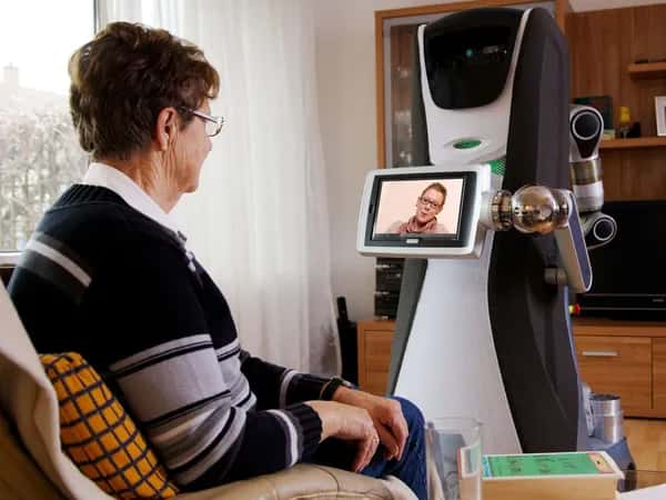 Care-O-bot 4 — на дисплее руки робота — видеозвонок с пожилой женщиной.