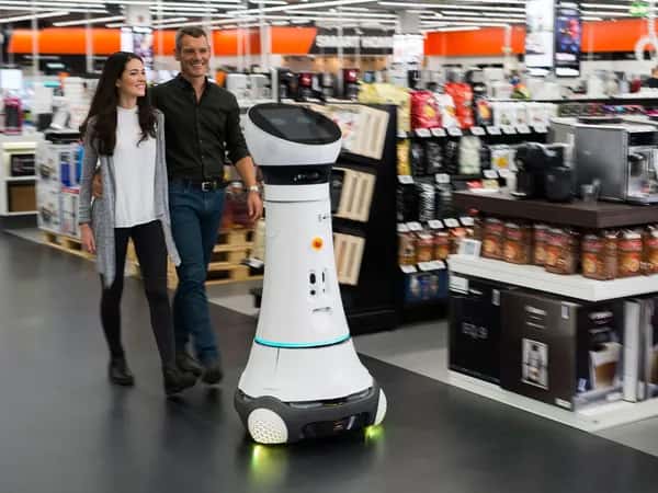 Care-O-bot 4 — пара идёт за колёсным роботом в магазине.