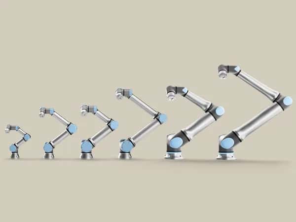 UR — шесть версий шарнирных коботов-манипуляторов Universal Robots — от меньшего к большему, в серебристо-синей гамме.