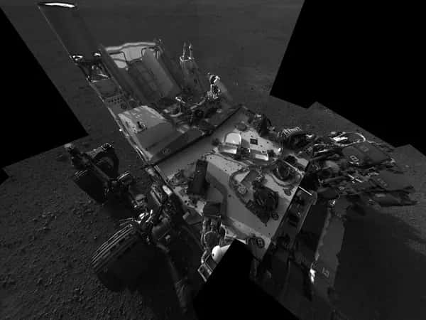 Curiosity — чёрно-белый снимок ровера на Марсе.