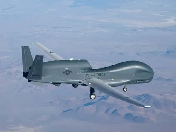 Беспилотный летательный аппарат Global Hawk по размеру сопоставим с самолётом и имеет схожую форму: закруглённый нос, крылья и стабилизаторы.