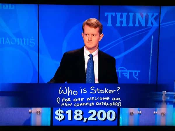 Watson — любопытный мужчина в костюме играет в Jeopardy! У него $18 200, и он написал «Кто такой Stocker? (Я, со своей стороны, приветствую наших новых компьютерных повелителей)».