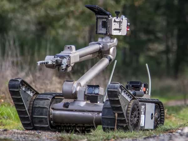 PackBot — на основании с большими гусеничными колёсами установлена высокая многосуставная рука с захватом на одном из суставов и камерной системой на конце.