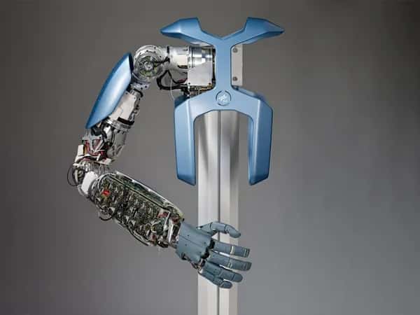 Hand Arm System — роботизированная рука с кистью, закреплённая на металлическом основании.