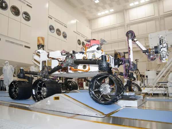 Curiosity — шестиколёсный робот преодолевает треугольный пандус.