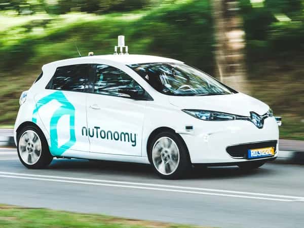 nuTonomy — фото самоуправляемого автомобиля на дороге.