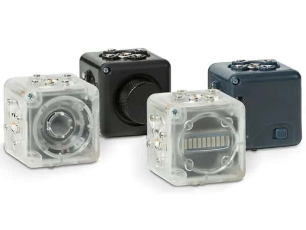 Cubelets — четыре роботизированных куба в жёстком корпусе с видимыми соединительными элементами.