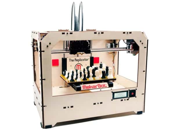 Replicator+ — деревянная платформа с металлической стойкой, на которой закреплён чёрный блок, и доска с шахматными фигурами.