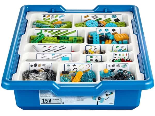 Lego WeDo 2.0 — синий контейнер с упорядоченным набором деталей Lego.