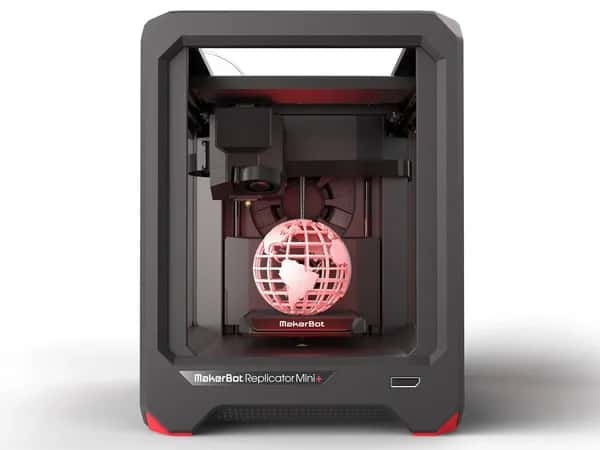 Replicator+ — небольшой чёрный прямоугольный корпус с розовым глобусом, напечатанным на 3D-принтере.