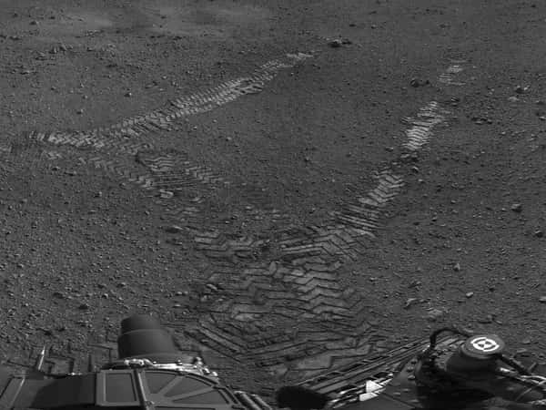Curiosity — чёрно-белая фотография следов на поверхности Марса.