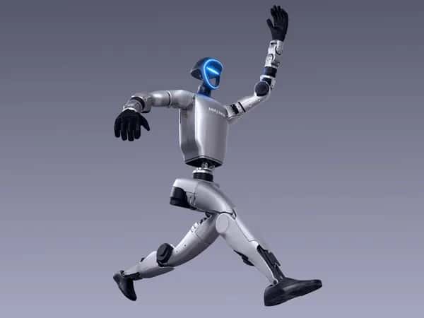 Unitree G1 — серебристо-чёрный двуногий гуманоидный робот G1 от Unitree Robotics прыгает в воздухе.