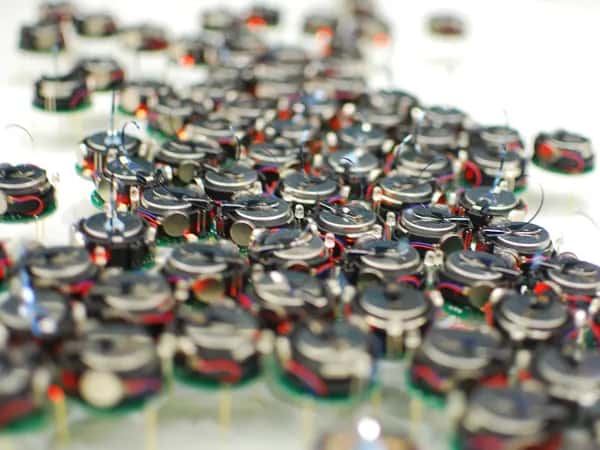 На снимке крупным планом — около 75 роботов kilobot, собранных вместе.