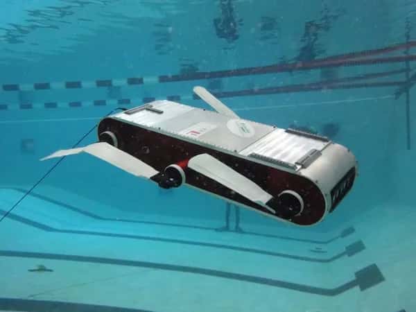 Aqua2 — прямоугольный серо-чёрный робот с серыми плавниками под водой.
