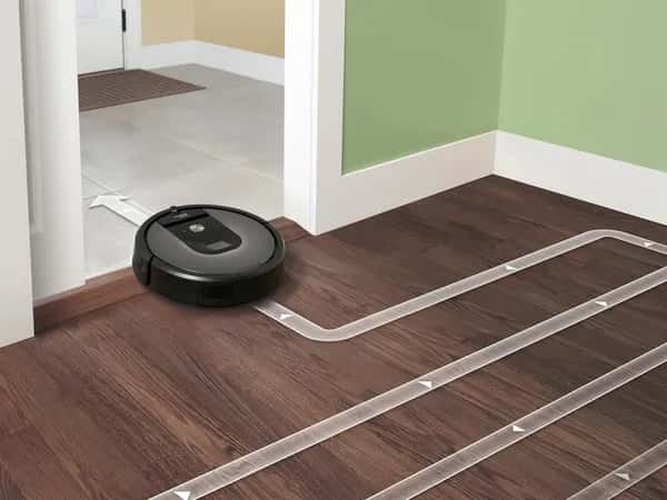 Roomba — фотоиллюстрация показывает робота за уборкой дома: белые стрелки и линии обозначают его маршрут.