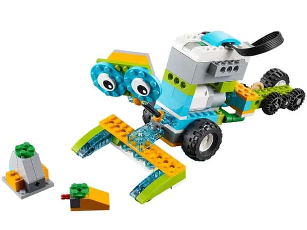 Lego WeDo 2.0 — из простого набора деталей Lego собрана милая роботизированная фигурка на колёсах — с блоком питания и двумя большими глазами.