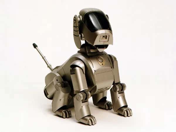 Aibo (1999) — робот-собака на белом фоне.