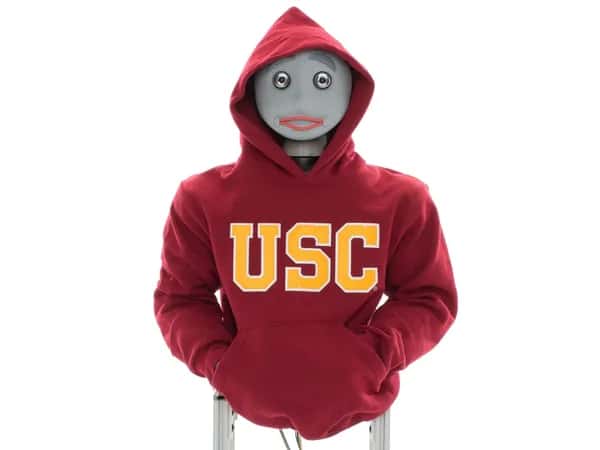 Bandit — гуманоидный робот в красной толстовке с надписью USC.