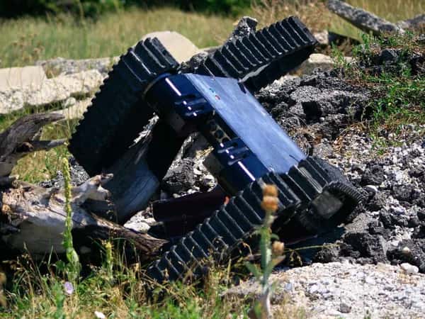 Chaos — робот ползёт под углом среди крупных камней.