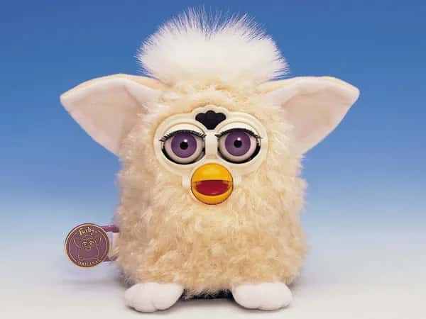 Furby — пушистая игрушка, напоминающая белую сову: большие фиолетовые глаза, жёлтый клюв, острые ушки и белый хохолок на голове.
