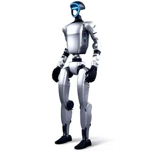 Unitree G1 — двуногий гуманоидный робот G1 от Unitree Robotics с двумя руками, оканчивающимися чёрными перчаточными кистями с пятью пальцами. Лицо в форме рамки с синей подсветкой оснащено камерами и датчиками.
