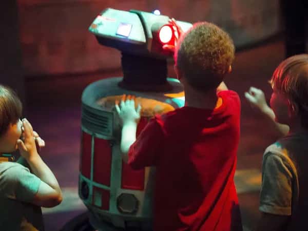 Automatronics — трое детей собрались вокруг робота.