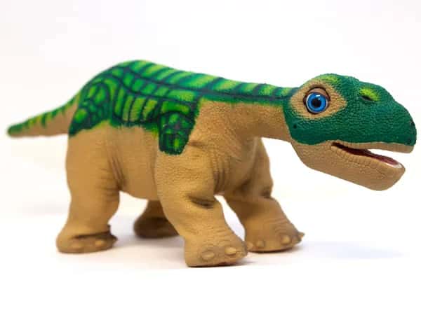 Pleo — дружелюбный робот-динозавр — детёныш Камаразавра в зелёно-коричневых тонах.