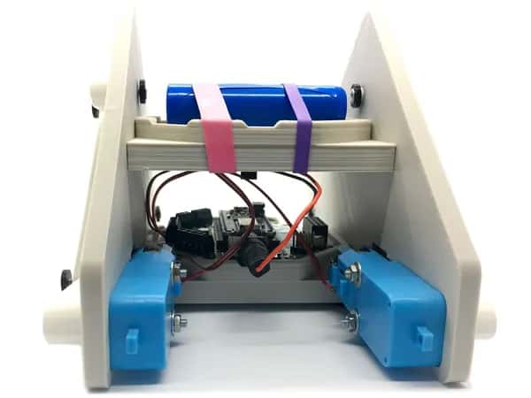 Flipperbot — в одной из модификаций к ластам прикреплены две синие детали, напечатанные на 3D-принтере.