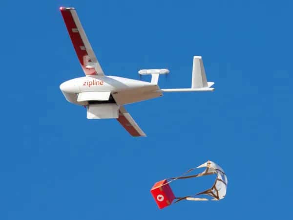 Zipline — самолёт сбрасывает красный груз на парашюте.