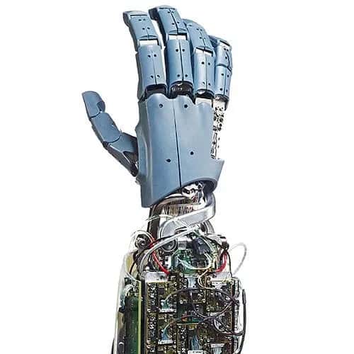 Hand Arm System — антропоморфная роботизированная кисть с пятью суставными пальцами в синем корпусе, закреплённая на предплечье с электроникой.