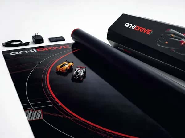 Anki Drive — коврик в виде гоночной трассы с двумя маленькими гоночными машинками.