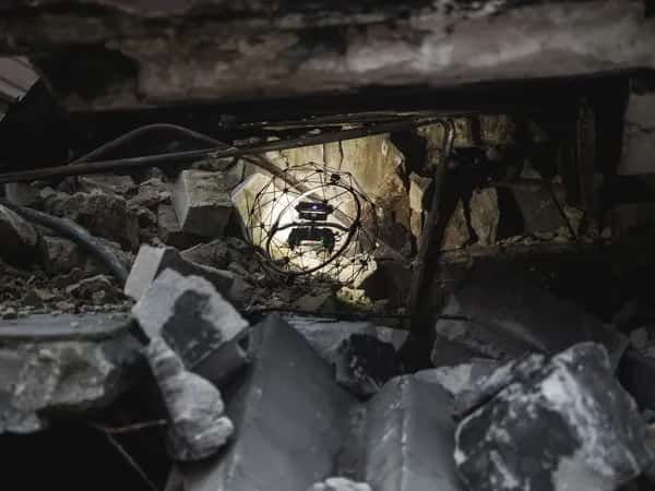 Elios — дрон в защитном кожухе летит в тесном пространстве, заваленном обломками.