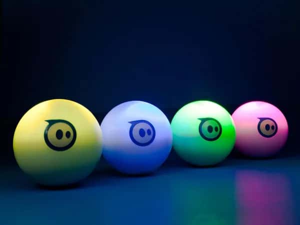 Sphero — четыре шара в ряд светятся жёлтым, синим, зелёным и розовым. На каждом — логотип в виде синего круга с двумя глазами.
