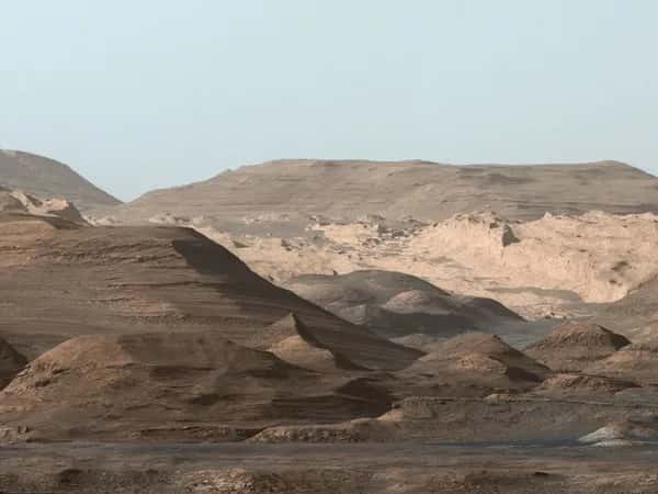 Curiosity — марсианский пейзаж ржаво-красного цвета.
