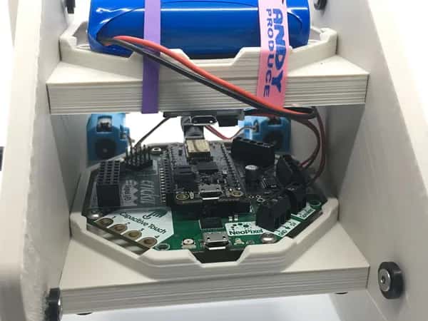 Flipperbot — крупный план микроконтроллера робота.
