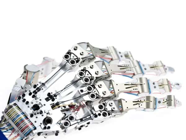 Hand Arm System — крупный план роботизированной руки с тросовой системой.