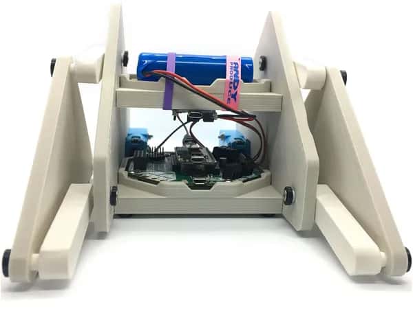 Flipperbot — простая электроника в корпусе из 3D-печатных деталей: открытое квадратное основание и два треугольных ласта-опоры.
