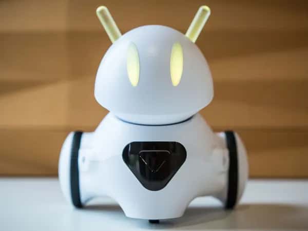 Photon — простой небольшой белый робот на двух колёсах с чёрной камерой в груди, светящимися жёлтыми глазами и антеннами-ушами.