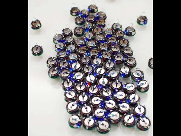 Большая группа kilobots, собранных вместе.
