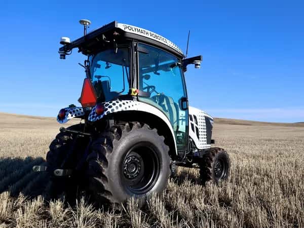 Farmonacci — вид сзади на автономный трактор Polymath Robotics в поле.